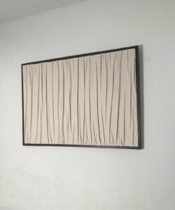 ציור קנבס בעבודת יד בשיטת Fabric Art, בגוון בז’ רך עם קפלים אנכיים טבעיים. יצירה מינימליסטית ואלגנטית המשדרת רוגע, פשטות וניקיון עיצובי
