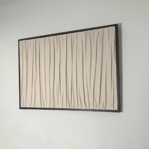 ציור קנבס בעבודת יד בשיטת Fabric Art, בגוון בז’ רך עם קפלים אנכיים טבעיים. יצירה מינימליסטית ואלגנטית המשדרת רוגע, פשטות וניקיון עיצובי