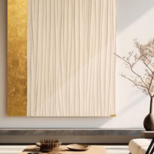 יצירת אמנות בעבודת יד בשיטת Fabric Art – שילוב של בד רך בגוון קרם עם פס זהוב יוקרתי. מעניקה לחלל תחושת רוגע, חמימות ואלגנטיות טבעית